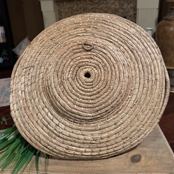 Cowrie Beach Sea Shell Woven Round Trivet Dollie Wall Hanging Philippines 17” - Picture 2 of 5